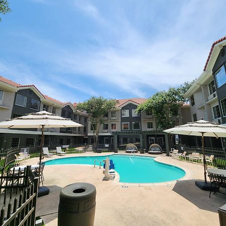 La Quinta By Wyndham Dallas - Addison Galleria Exterior photo