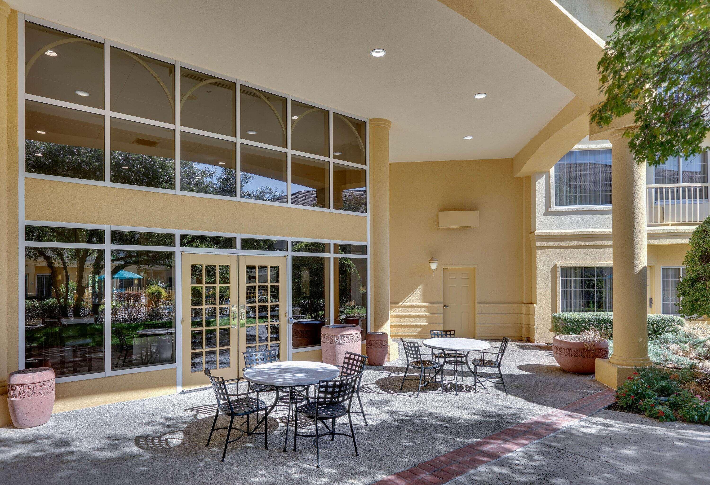 La Quinta By Wyndham Dallas - Addison Galleria Exterior photo