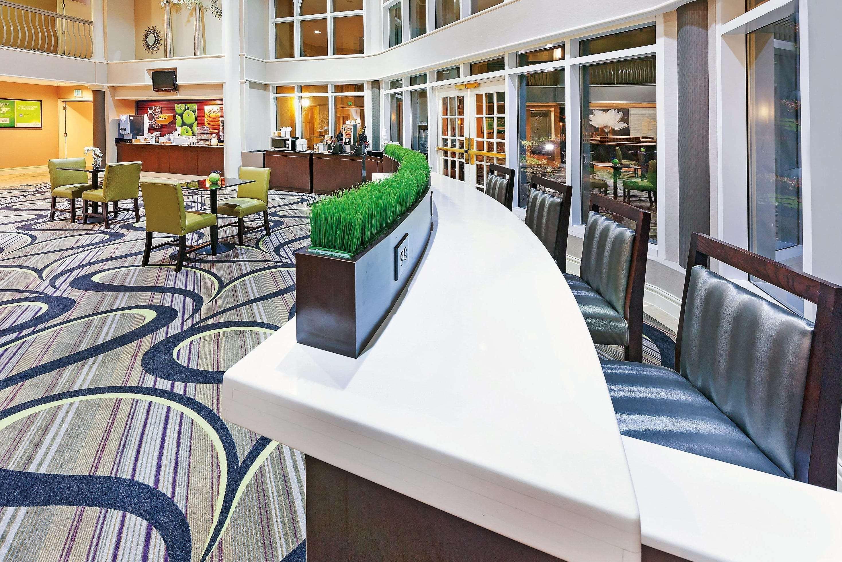La Quinta By Wyndham Dallas - Addison Galleria Exterior photo