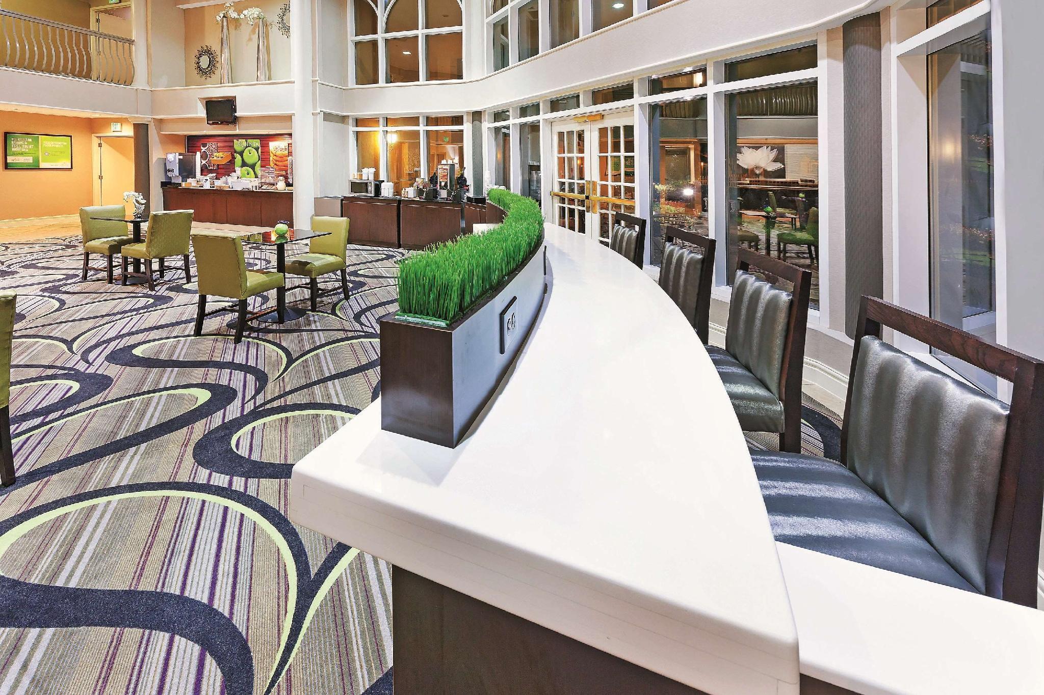 La Quinta By Wyndham Dallas - Addison Galleria Exterior photo