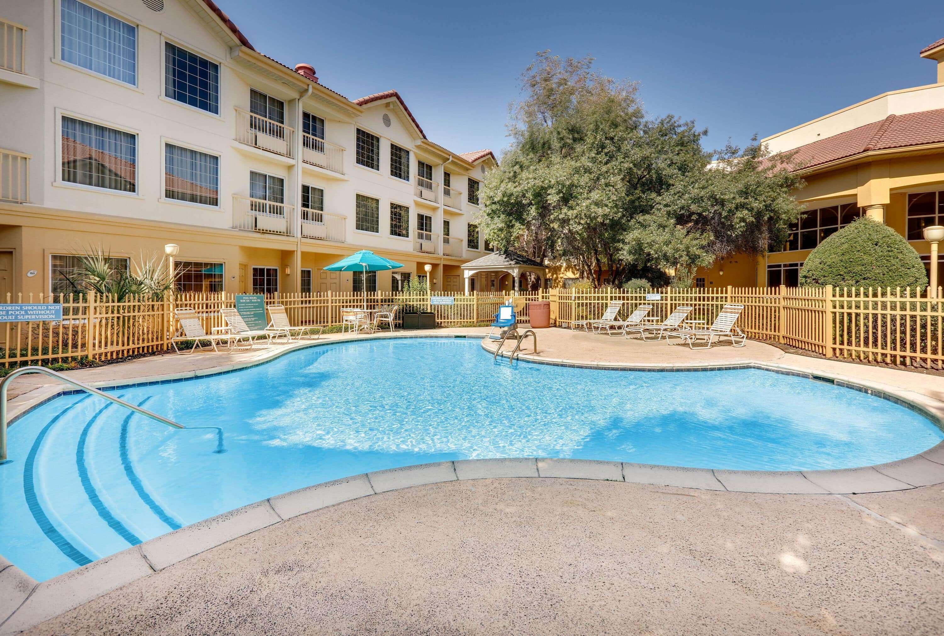 La Quinta By Wyndham Dallas - Addison Galleria Exterior photo