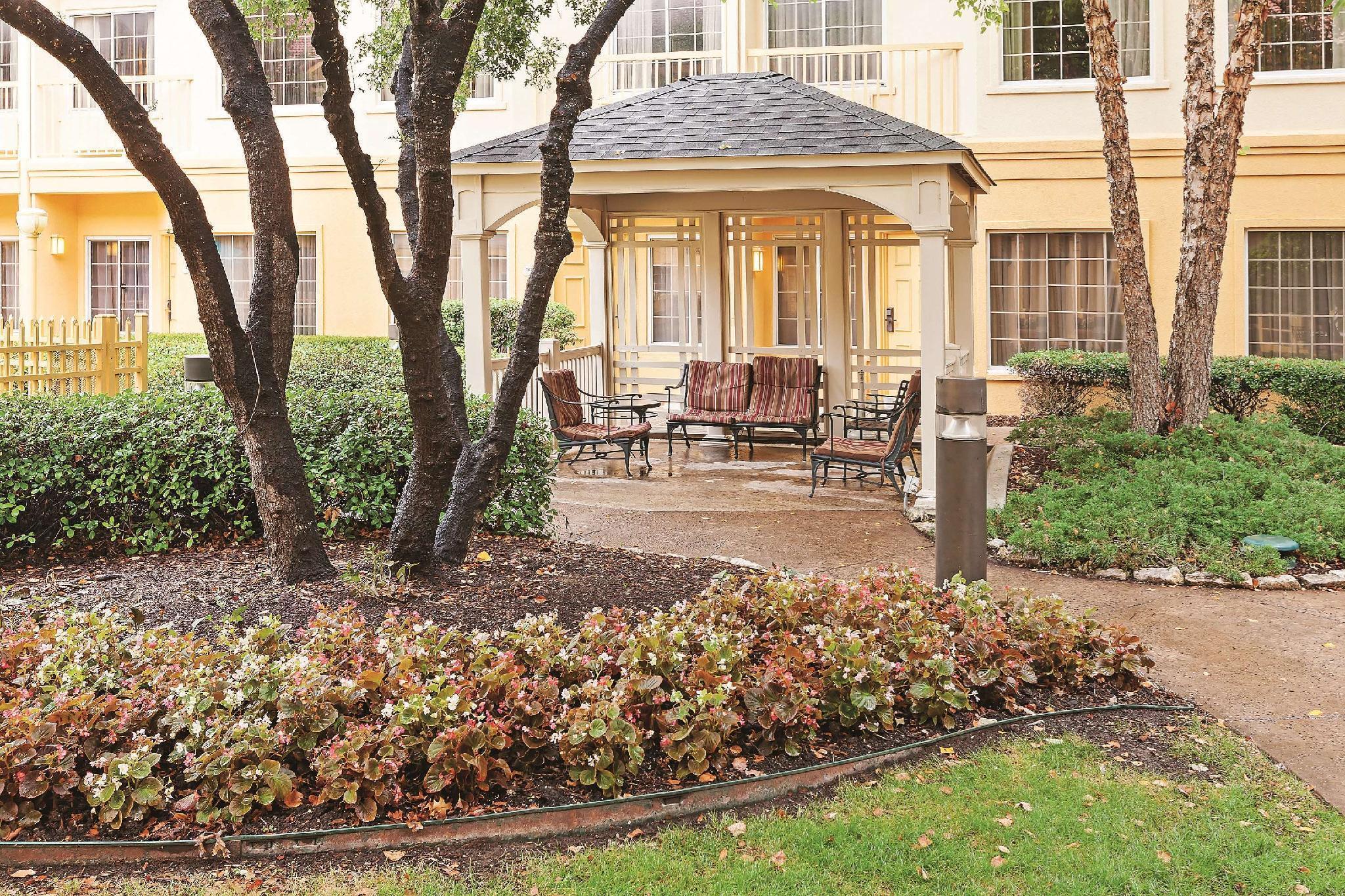 La Quinta By Wyndham Dallas - Addison Galleria Exterior photo