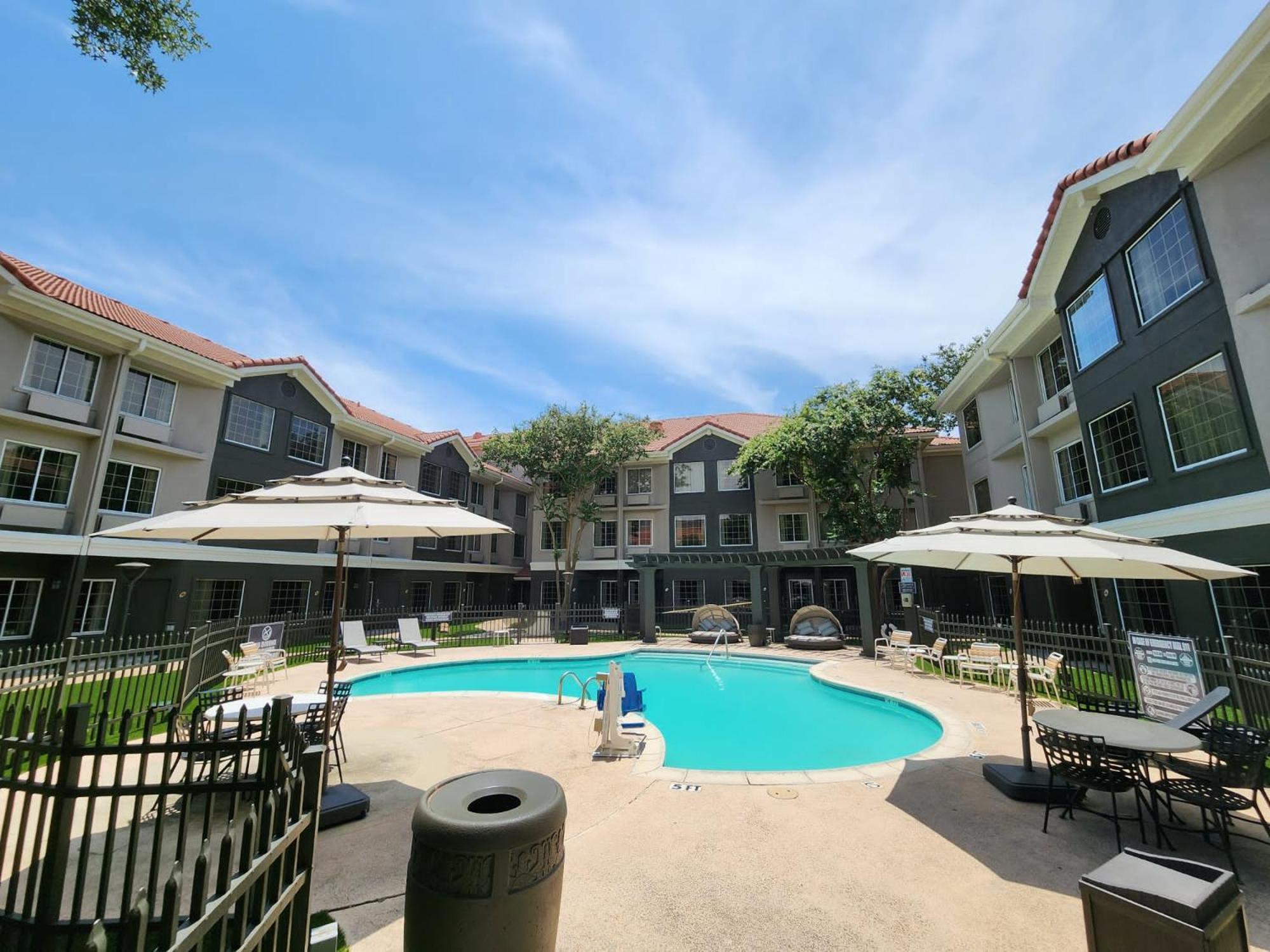 La Quinta By Wyndham Dallas - Addison Galleria Exterior photo