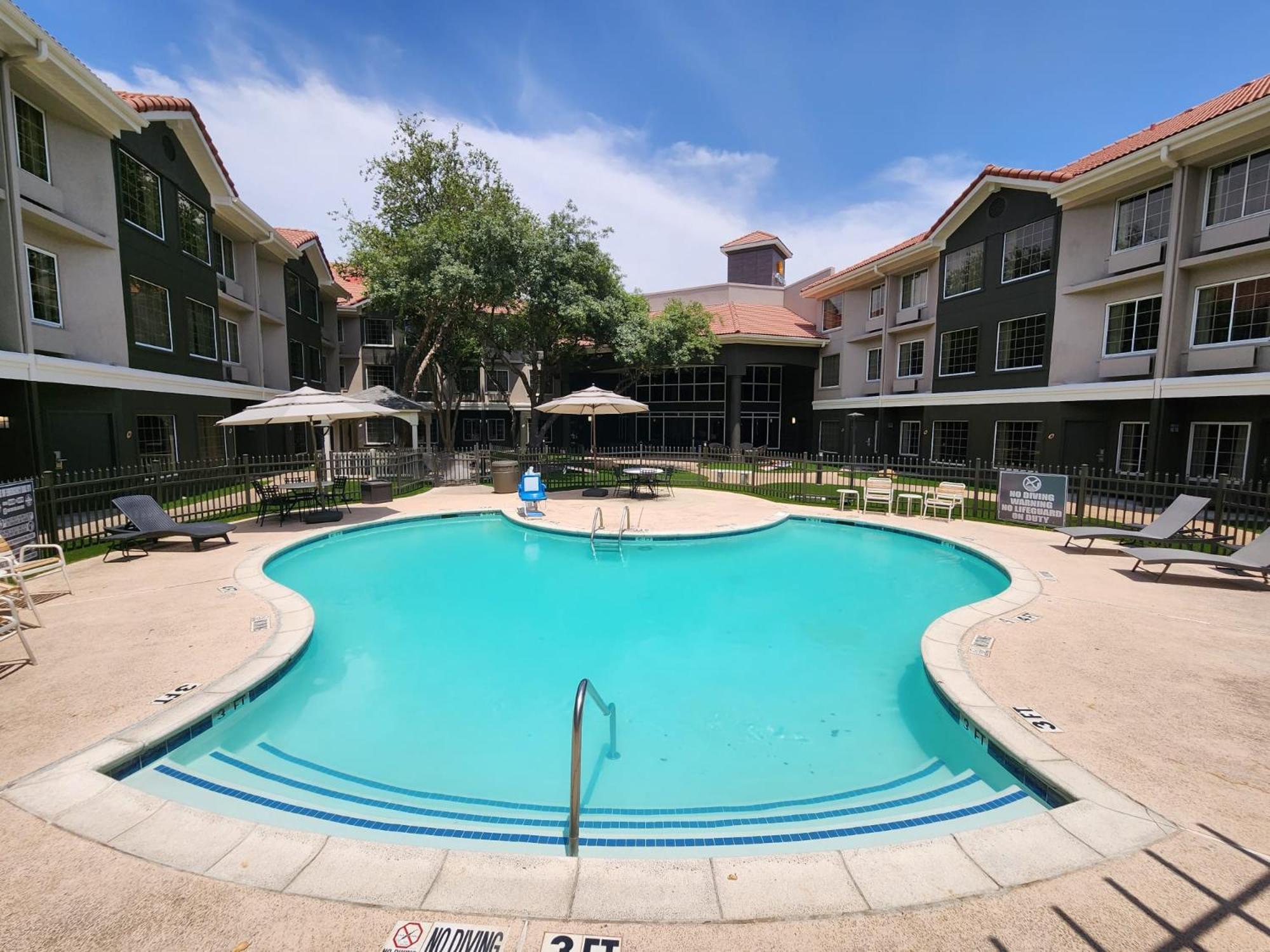 La Quinta By Wyndham Dallas - Addison Galleria Exterior photo
