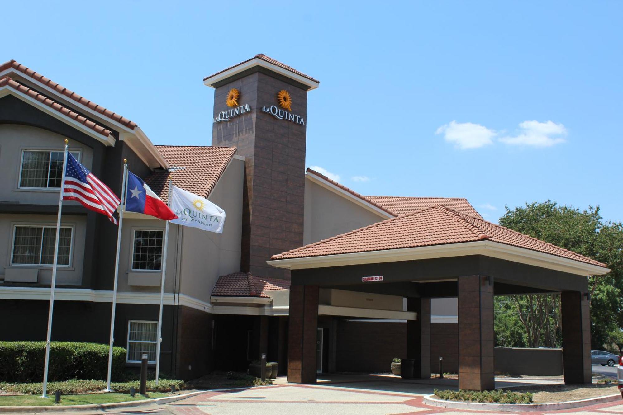 La Quinta By Wyndham Dallas - Addison Galleria Exterior photo