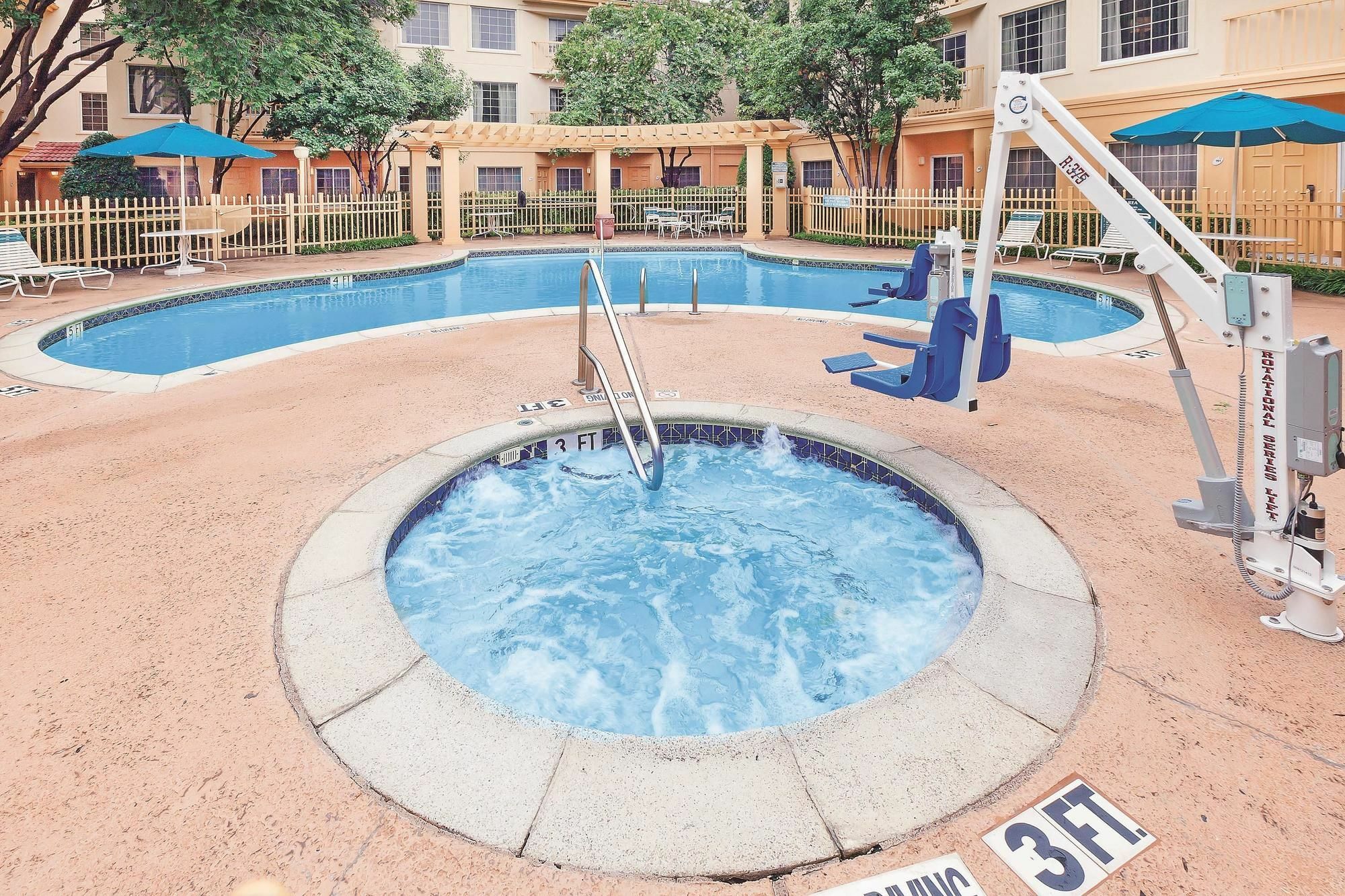 La Quinta By Wyndham Dallas - Addison Galleria Exterior photo